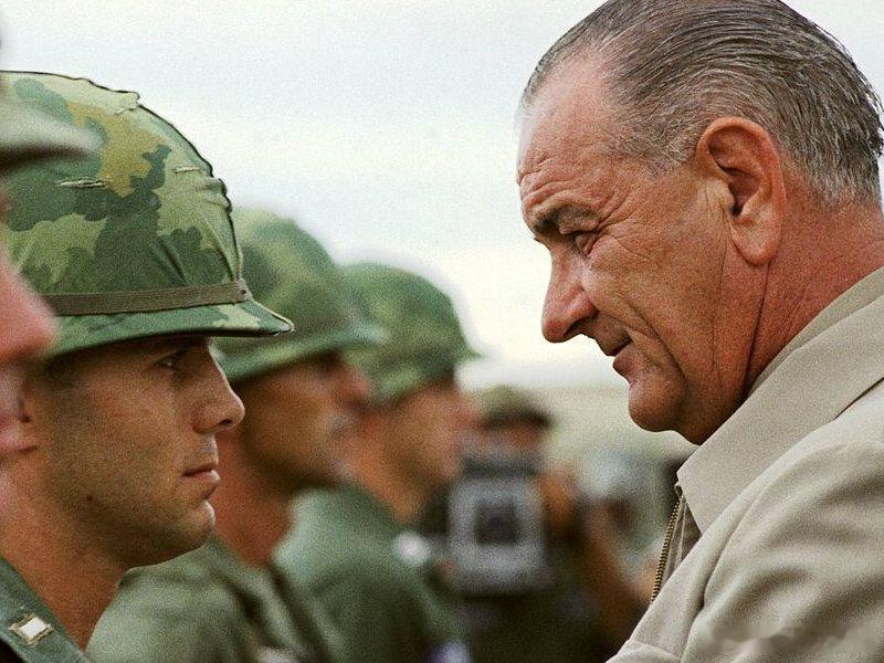1965年7月28日，林登·约翰逊——此前是肯尼迪的副总统、参议院多数党领袖，此