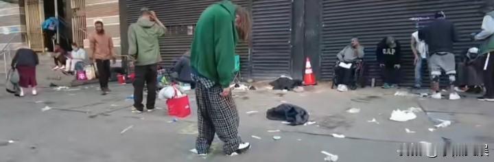 看看“麻利坚”的现状吧！
xi嗨了的麻友们，宛如行尸走肉，有的直接躺在垃圾堆旁边