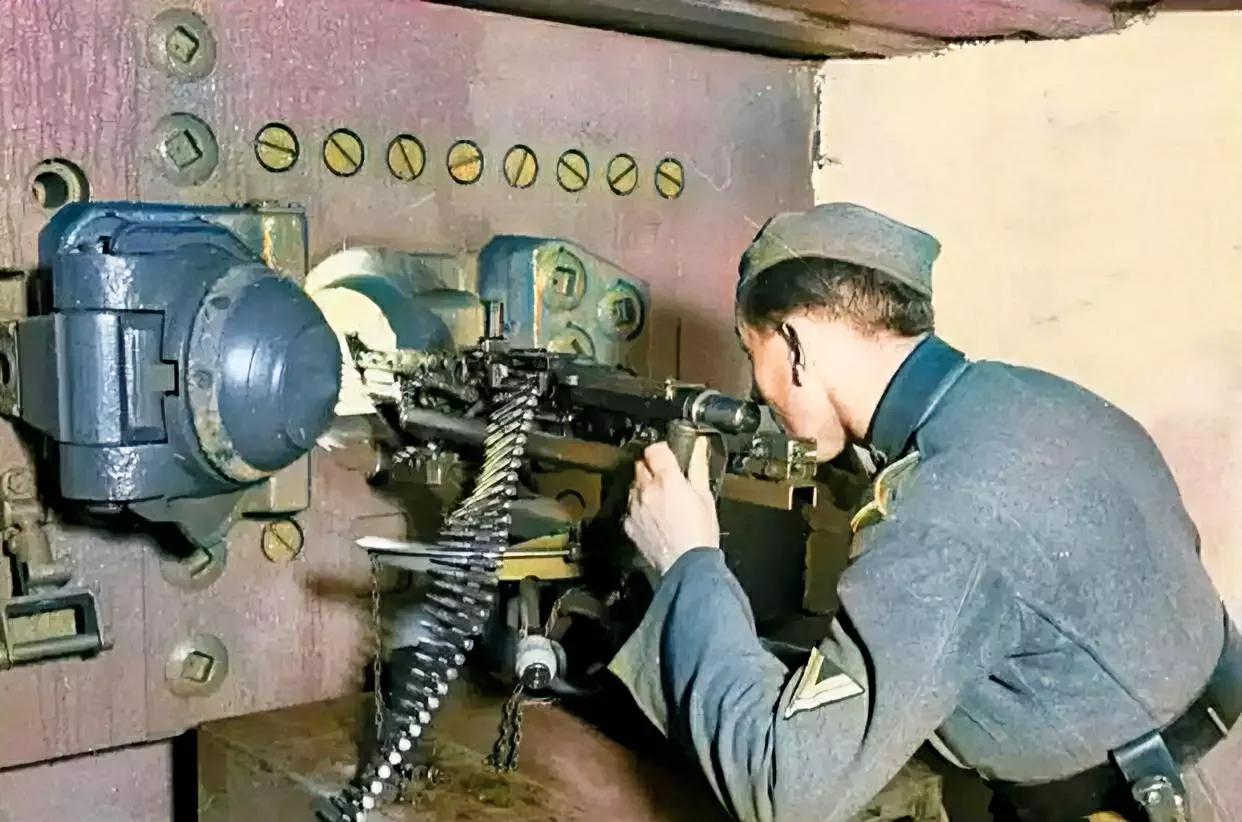 1944年6月，法国诺曼底，德军在碉堡内调整“希特勒的电锯”准备大干一场。

这