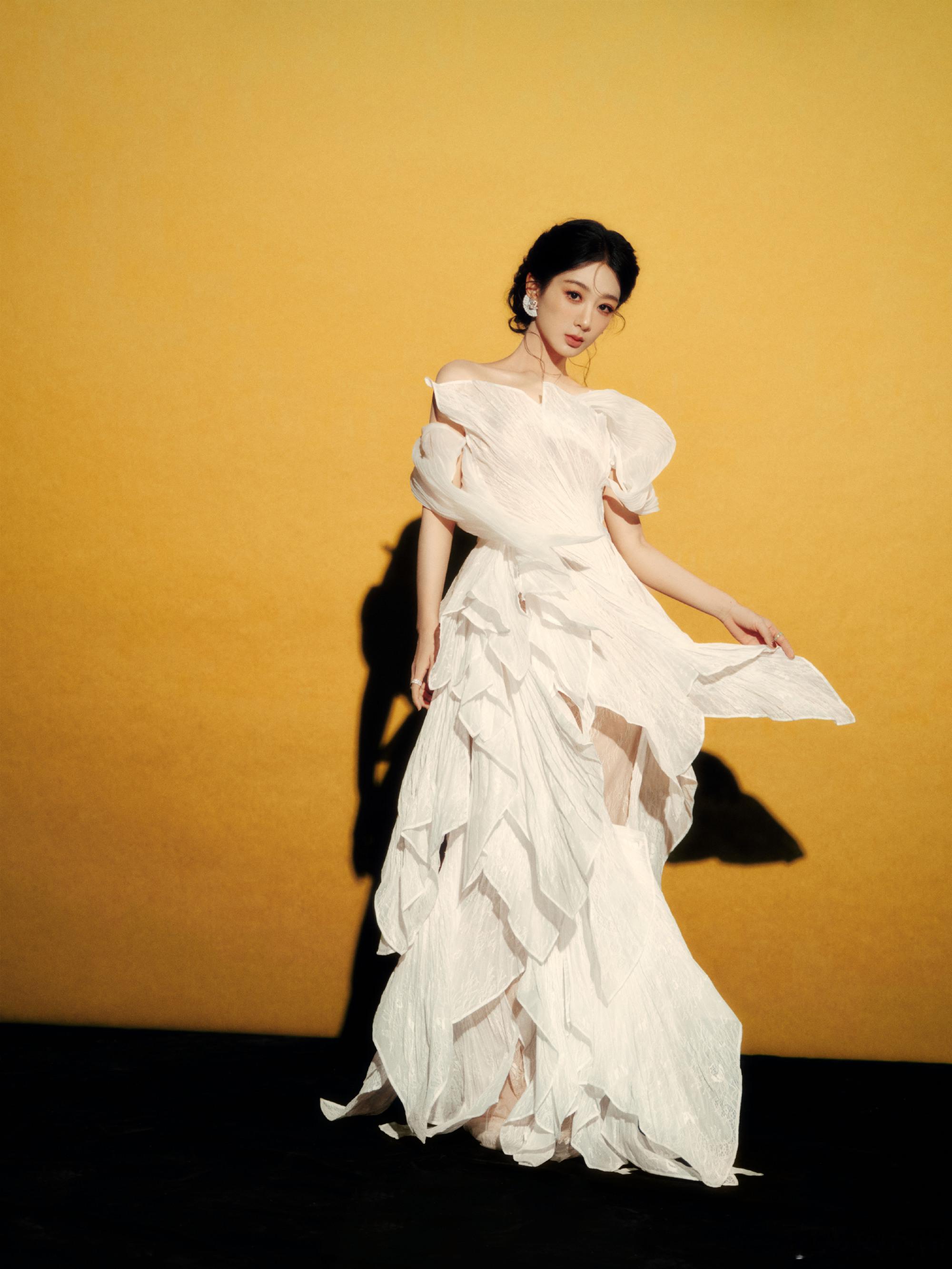 杨紫｜品牌直播直播新造型继续 ，杨紫身穿上个月刚发布的 HACCHIC 2026