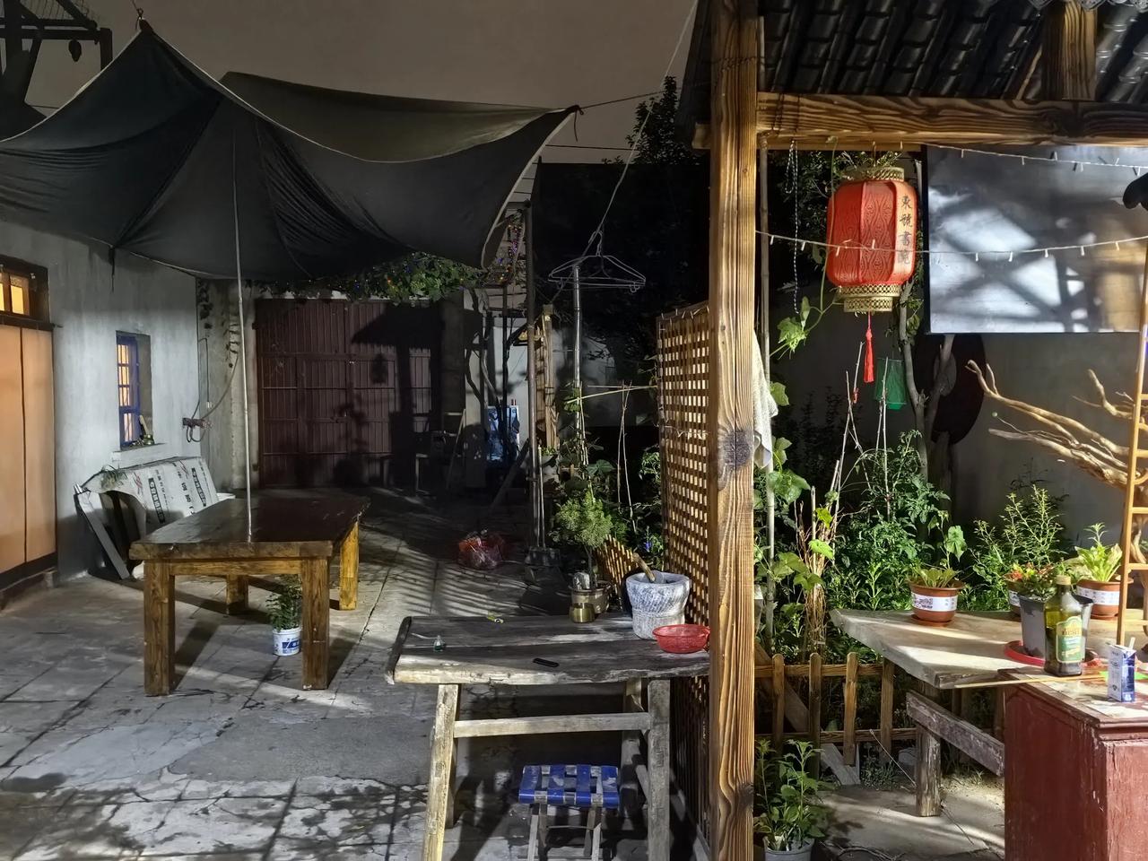 雨濛濛，夜茫茫！雨点夜宵尽，空留夜雨声！谁留意，童年快乐声！