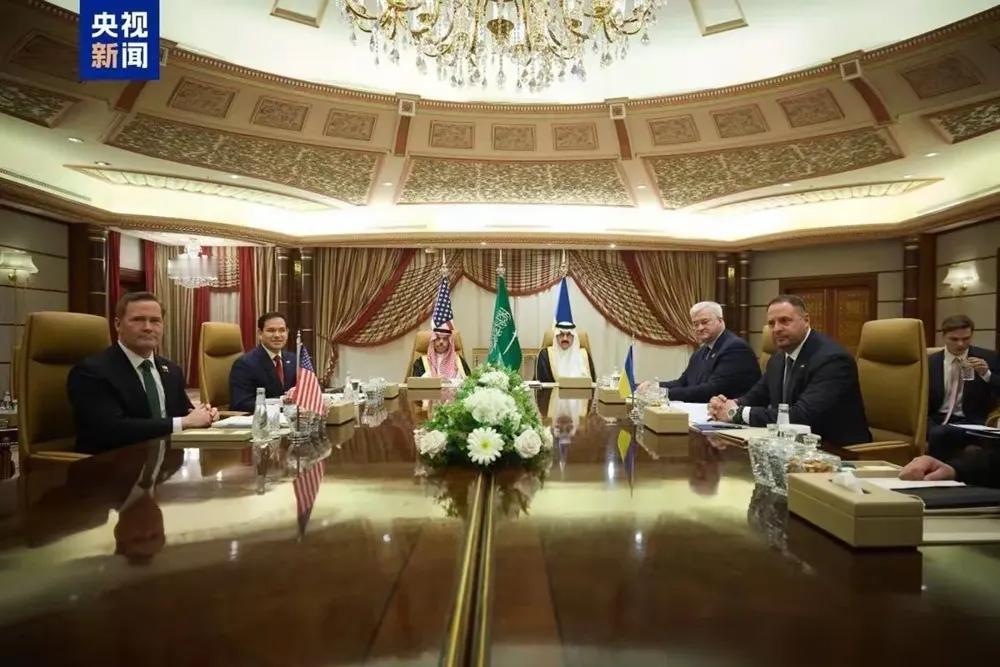 普京身穿迷彩军装视察库尔斯克州3月11日这场俄乌冲突的戏剧性转折真是让人直呼“魔