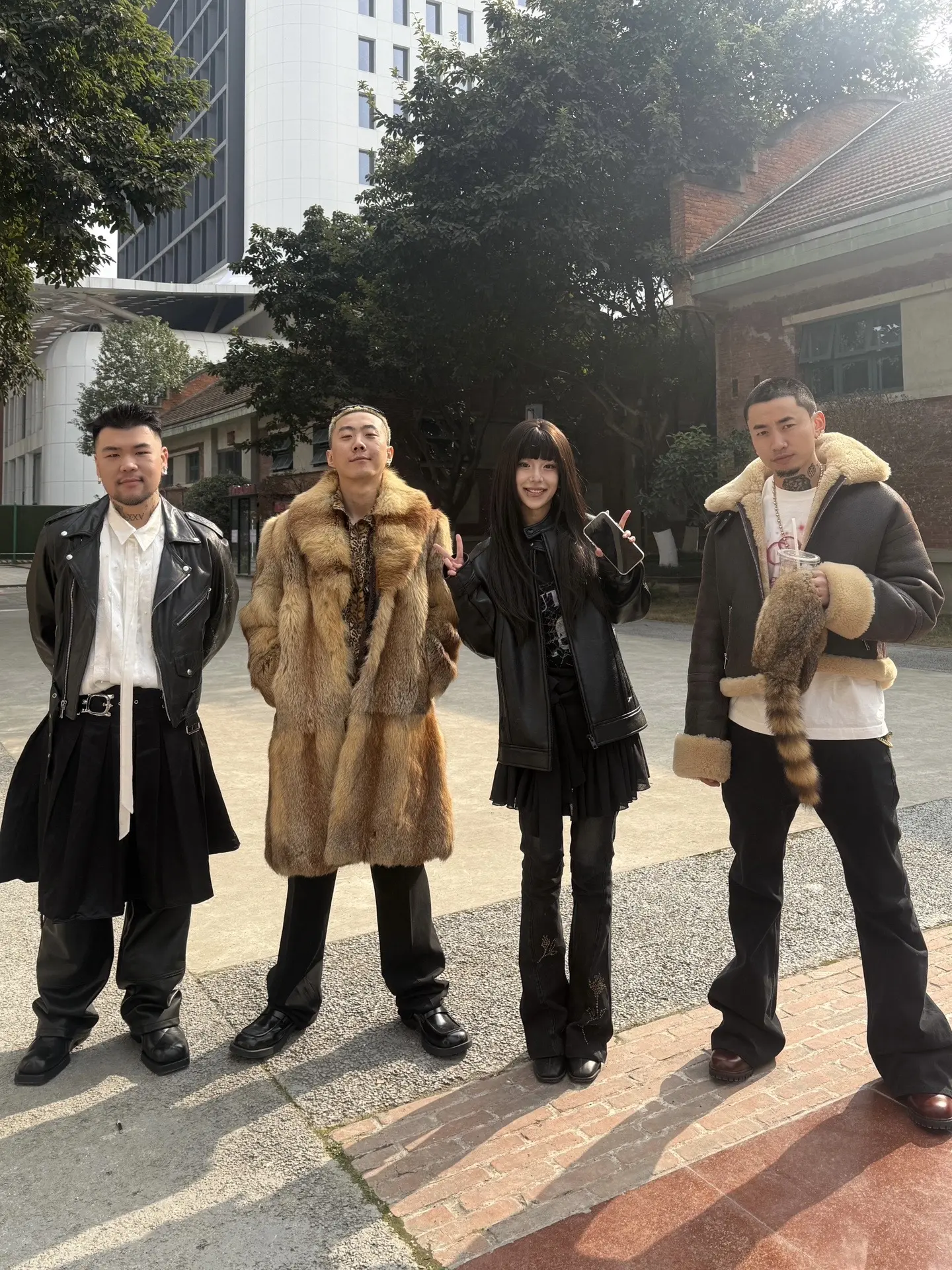 右边第二个是psy.p吗？  圆梦了！跟我最喜欢的三个男神合影了