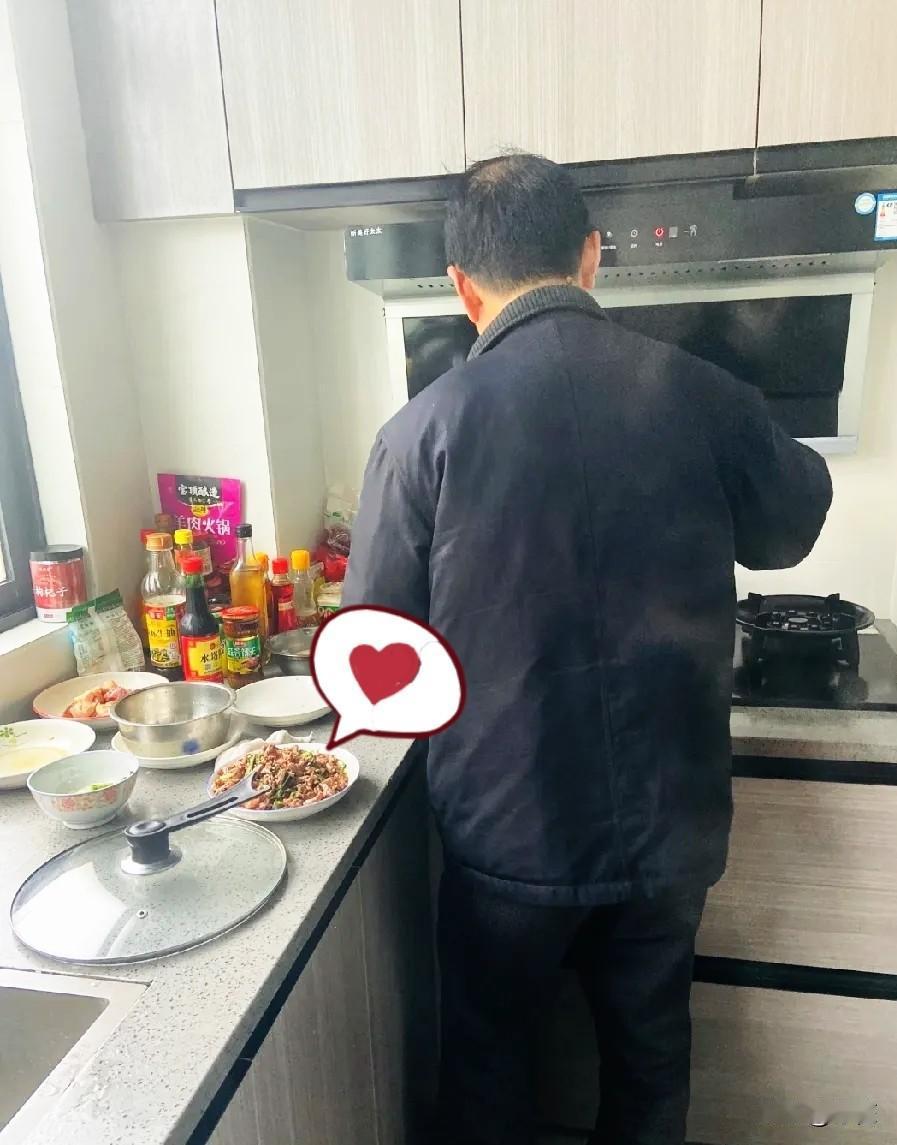 别人见了公公都怵得慌，我却巴不得公公能跟我们住一块儿。
 
我生孩子那天，老公在