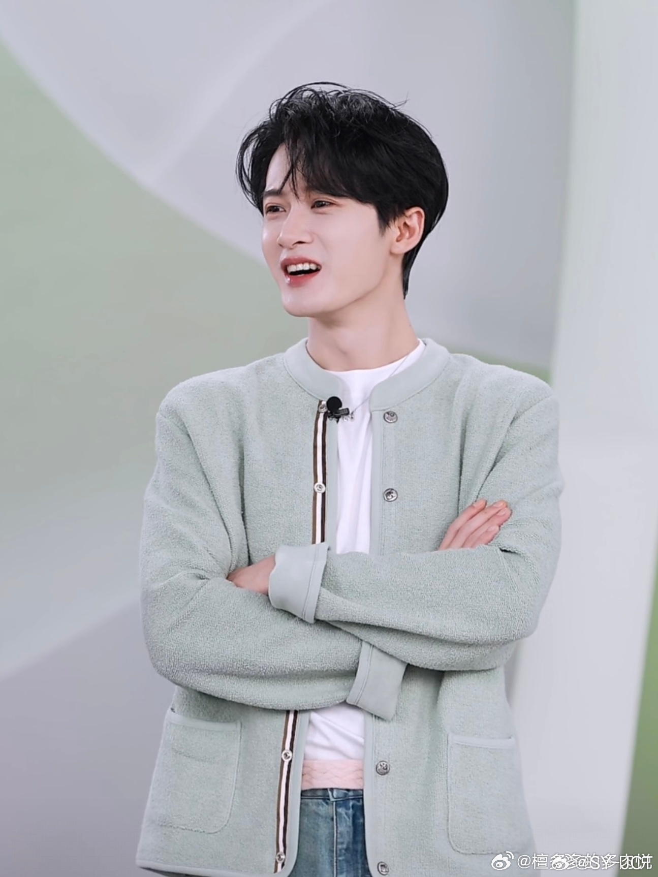 昨天晚上看大哥檀健次逐本zb，收获一只帅气可爱又软萌的檀咪，是九宫格都装不下的可