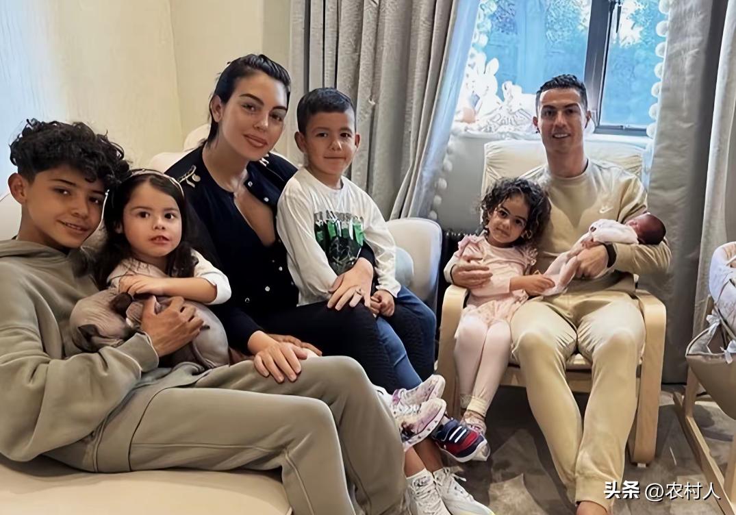 大儿子“迷你罗”努力自律爱踢球遗传老爸，二儿子2岁的时候就会踢球超有天赋。女儿也