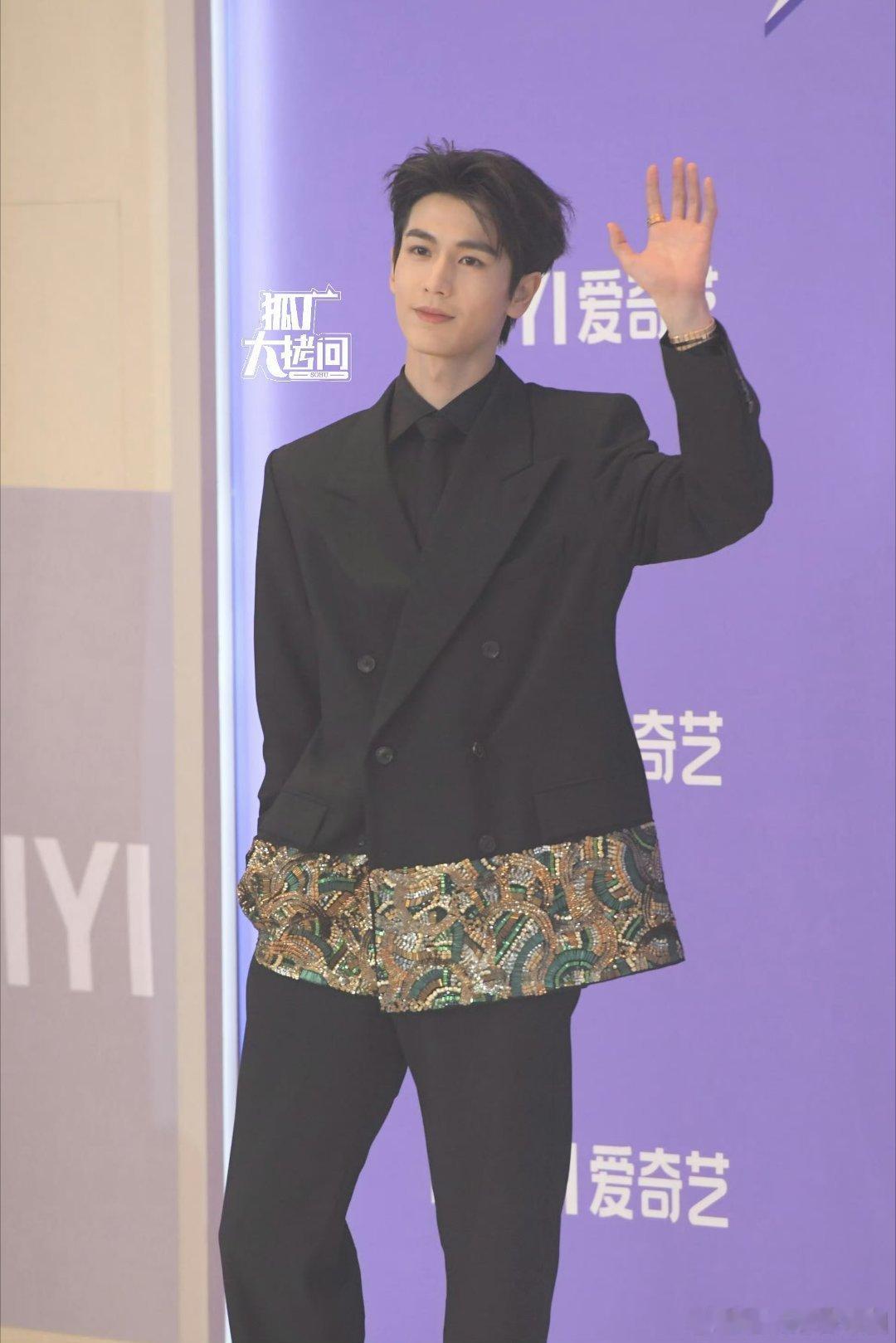 张凌赫、敖瑞鹏尖叫之夜生图，两位当红小生，你觉得谁状态更不错