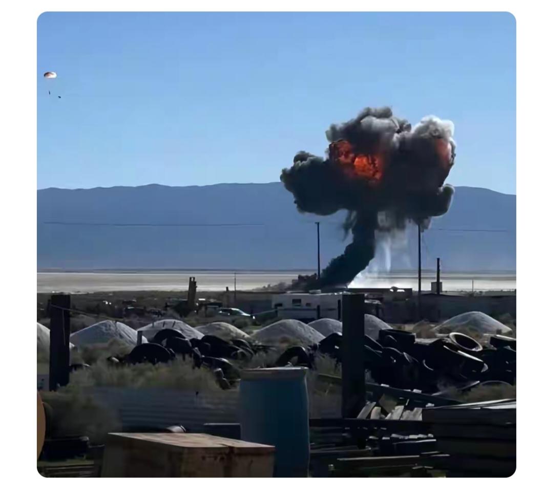 美国空军雷鸟飞行表演队又出事了！当地时间12月3日上午10点45分左右，一架F 