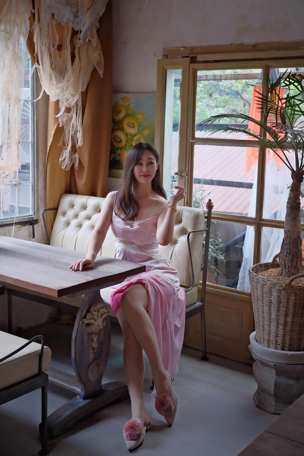 《秋日闲窗》

秋光明媚透窗纱，室内温馨似画图。 
佳人斜倚窗边坐，粉裙轻摆映朝