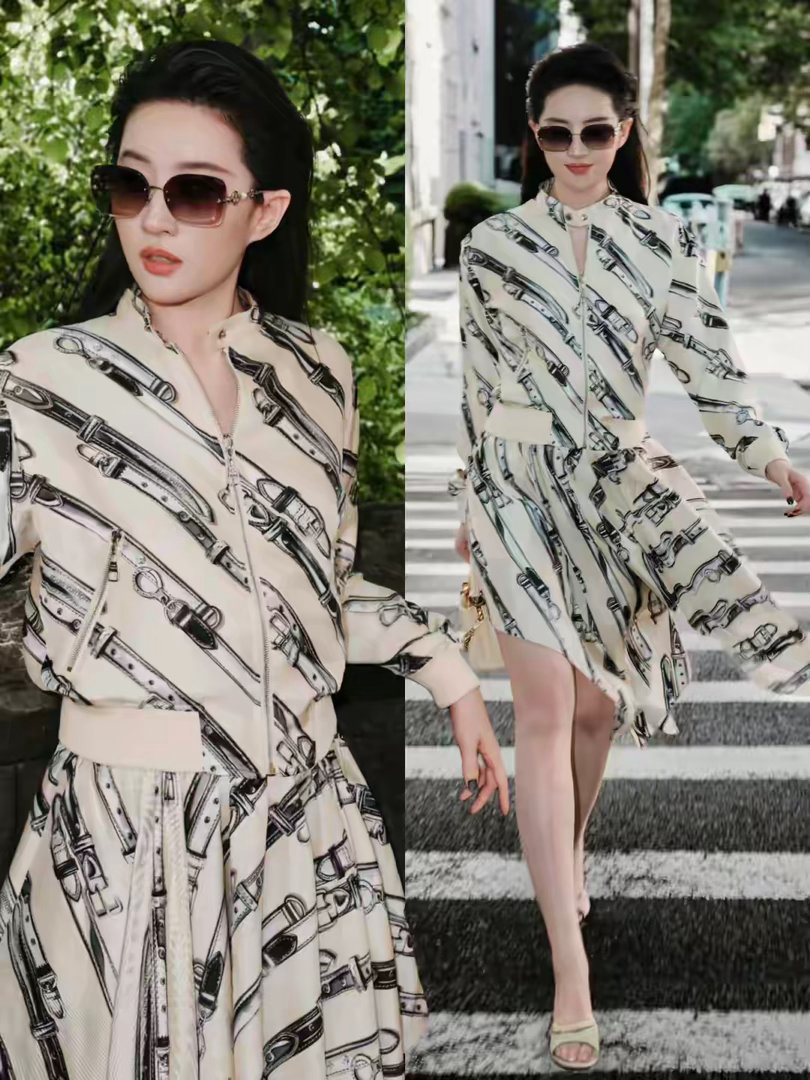 刘亦菲穿高跟鞋走在纽约街头，她穿短裙露腿美，她一件珠宝都没戴 