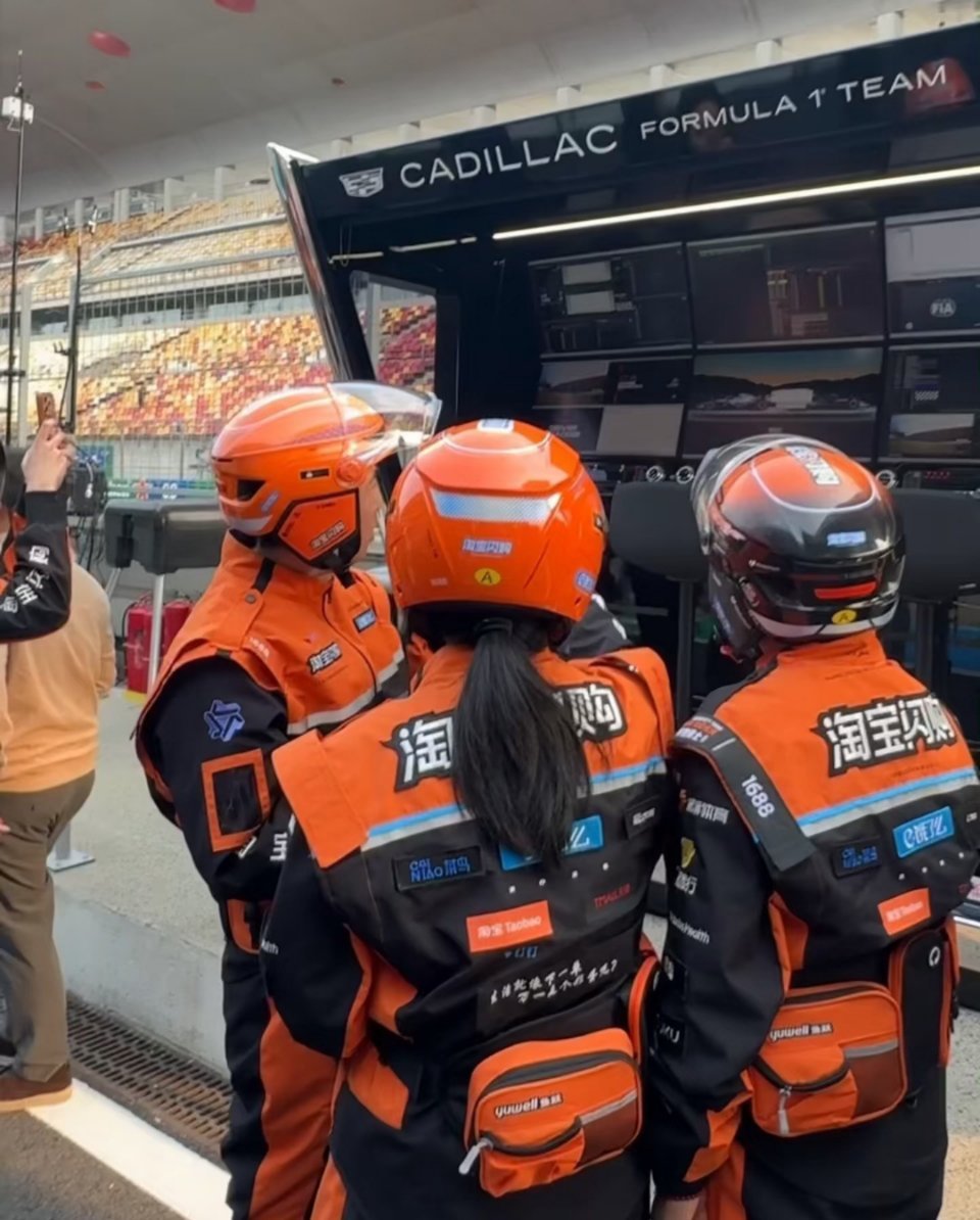 F1P房惊现外卖员？F1现场zui意外的观众出现！等等！迈凯伦队员一到P房发现“