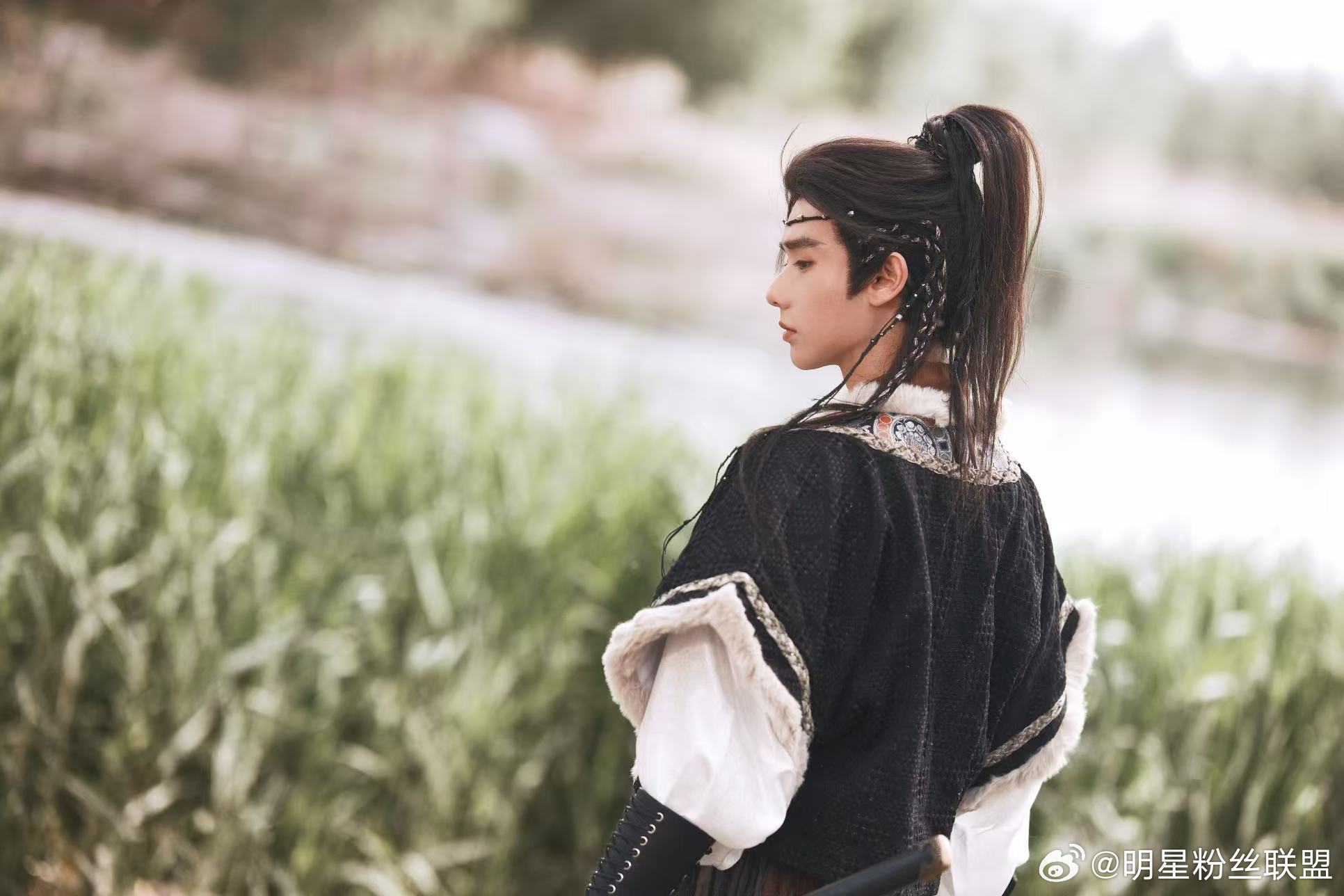 逐玉里的满地落幕，镜头里的又鲜活起来了。这组图完全是少年本少，也太好看了。高卿尘