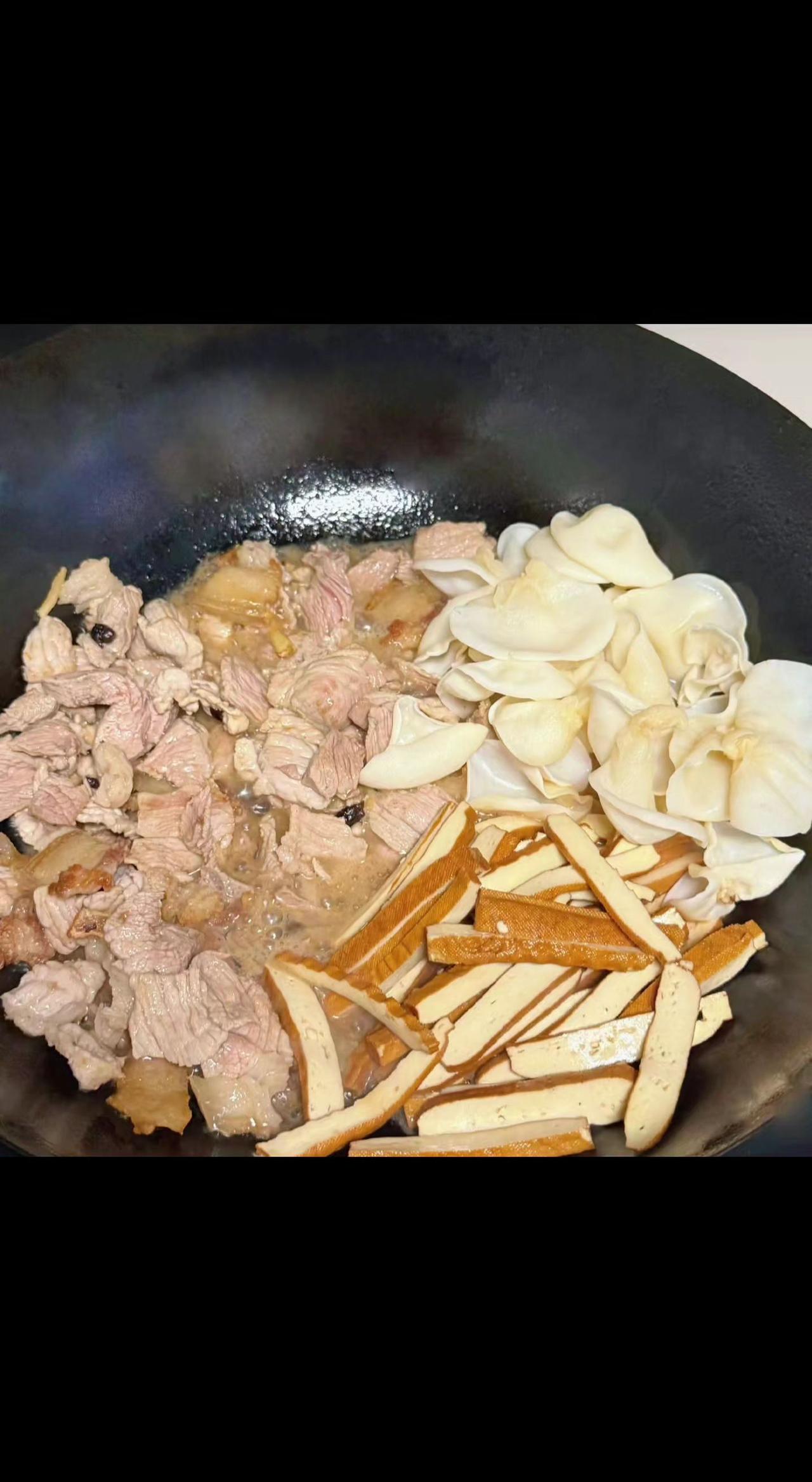 🔥铁锅翻炒间，肉片跳着圆舞曲💃，豆干与菌菇在油星里私语。平凡烟火，藏着生活最