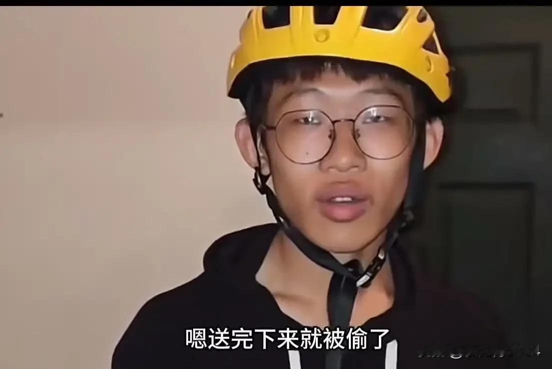 中秋节，男子点了一份外卖，可是外卖小哥来了以后，却说：“哥，外卖被人偷了，能不能