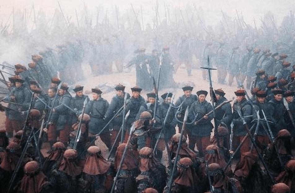 1861年，安庆太平军弹尽粮绝，士兵食用草根充饥，面黄肌瘦。大将张朝爵的屋顶，却
