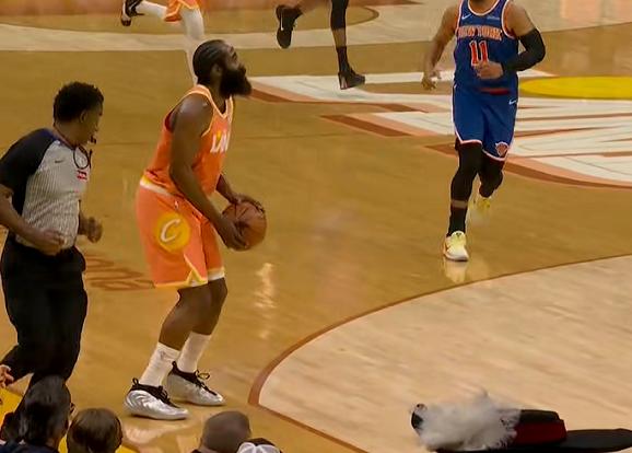 骑士第3节8分钟打停尼克斯原因唯一，哈登！
北京时间2月25日，骑士与尼克斯的比