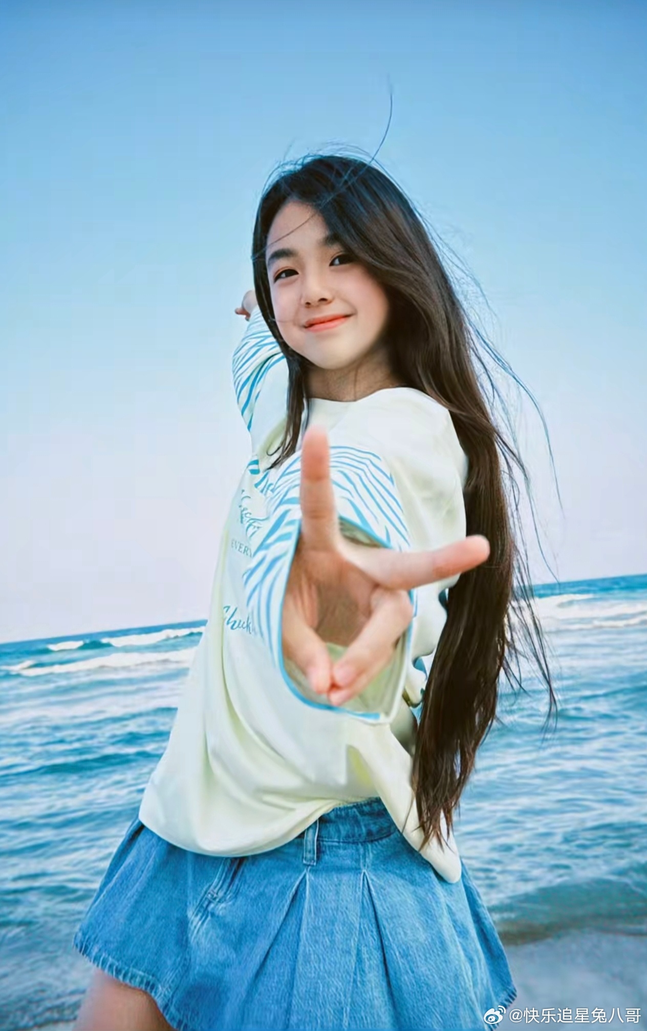 小泡芙颜值小泡芙好漂亮 小泡芙晒海边美照，俏皮比耶好漂亮 