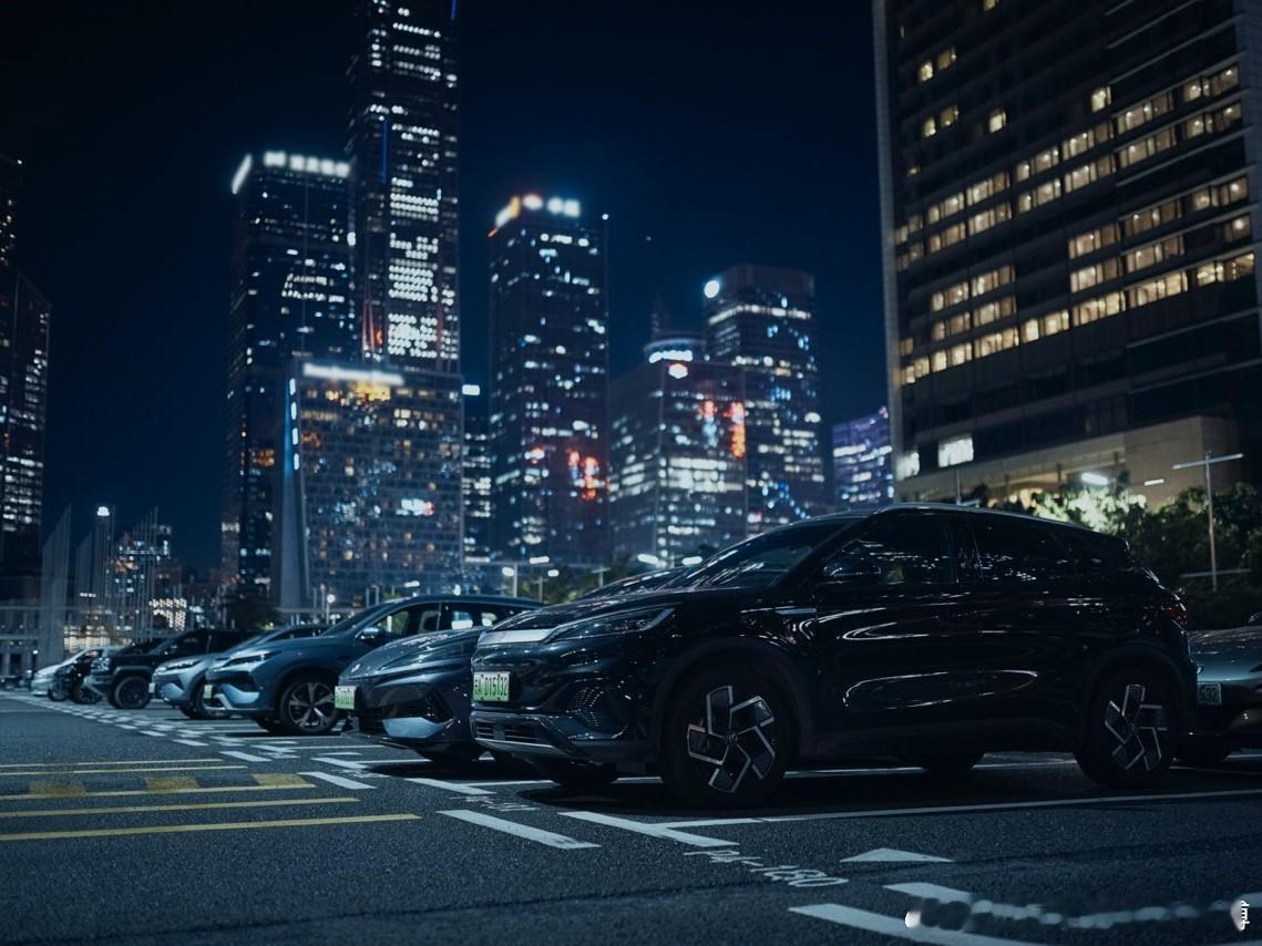 电影惊蛰无声靠口碑出圈当国安特工开上国产车 这个春节档，国师张艺谋带来了点不一样