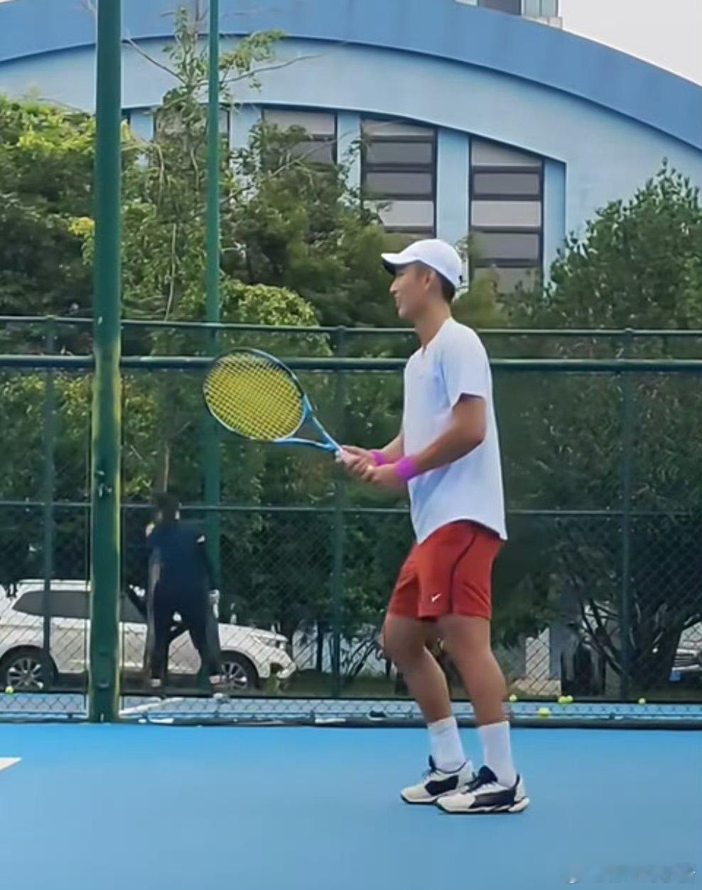 全运会网球男单首轮，商竣程（北京）仅用44分钟就以6-0/6-1横扫陈世杰（广西