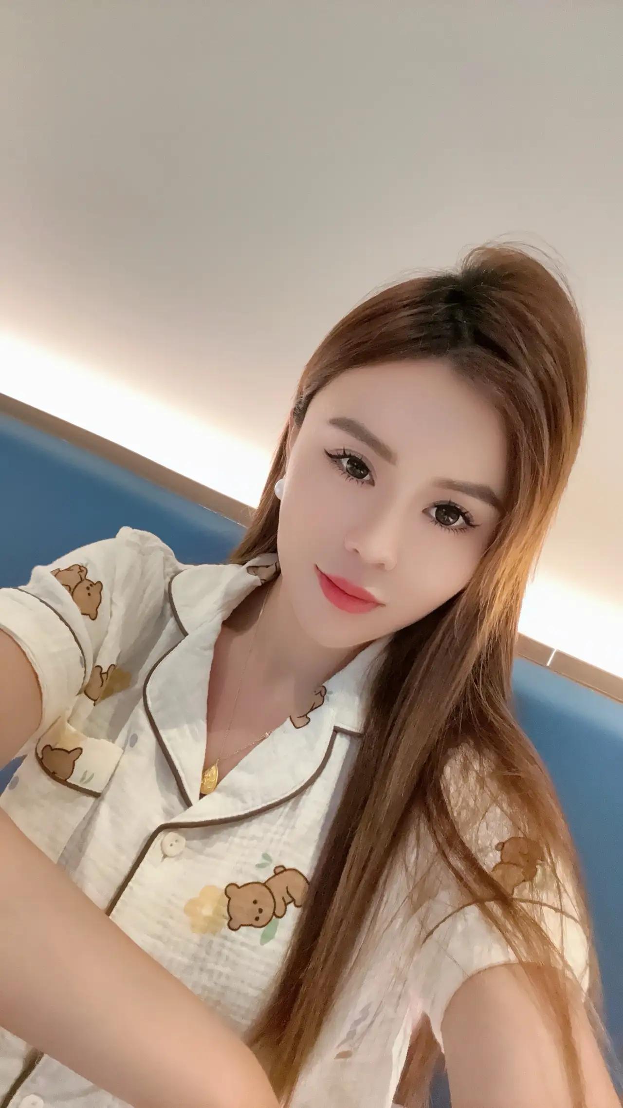 穿着睡衣，自拍打卡的一天。