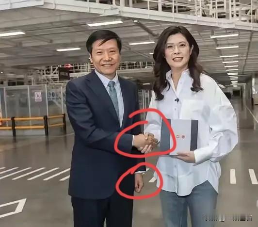 雷总你这是紧张了吗？

你看这握手姿势，感觉有点拘束，

大家觉得呢？