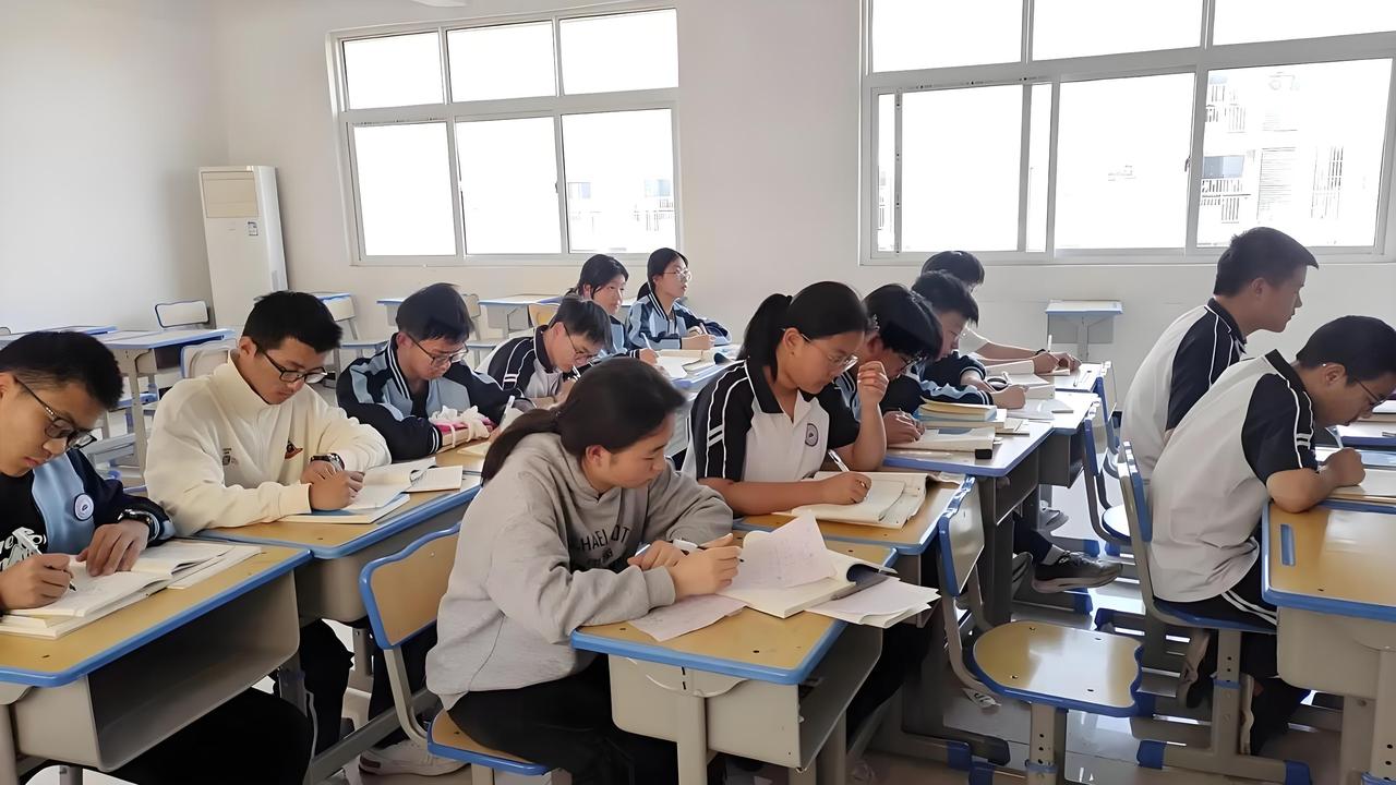 脑瘫女孩高考火 30% 延时：这不是特权，是真正的公平💛
湖北脑瘫女孩小雅高考