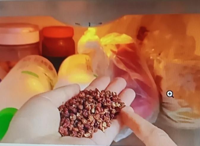 家人们，我最近发现把花椒放冰箱里超厉害！家里冰箱用久了，经常会有一股难闻的异味，