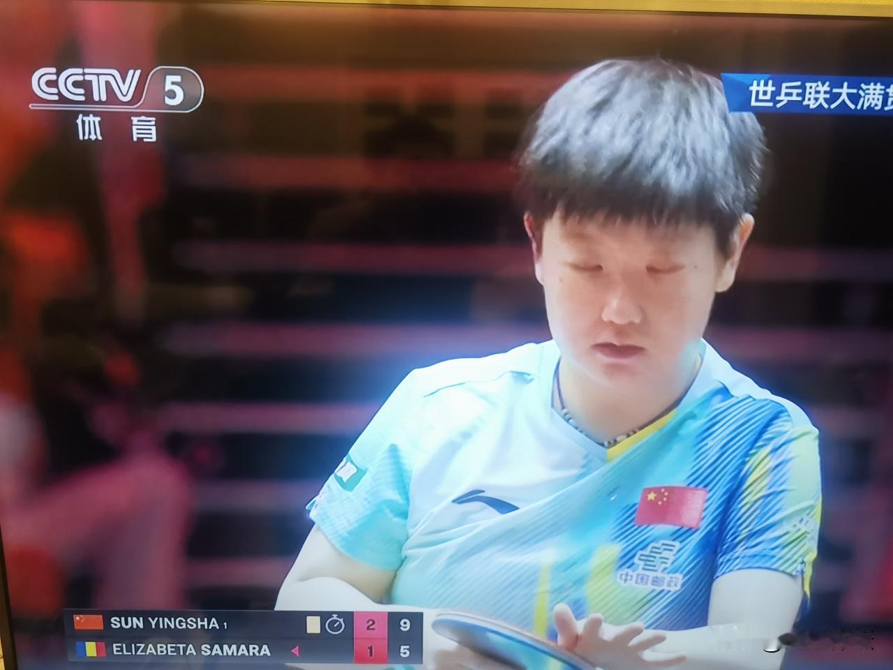 孙颖莎世乒联大满贯新加坡站染黄！孙颖莎在面对罗马尼亚老将萨马拉的比赛，没想到一场