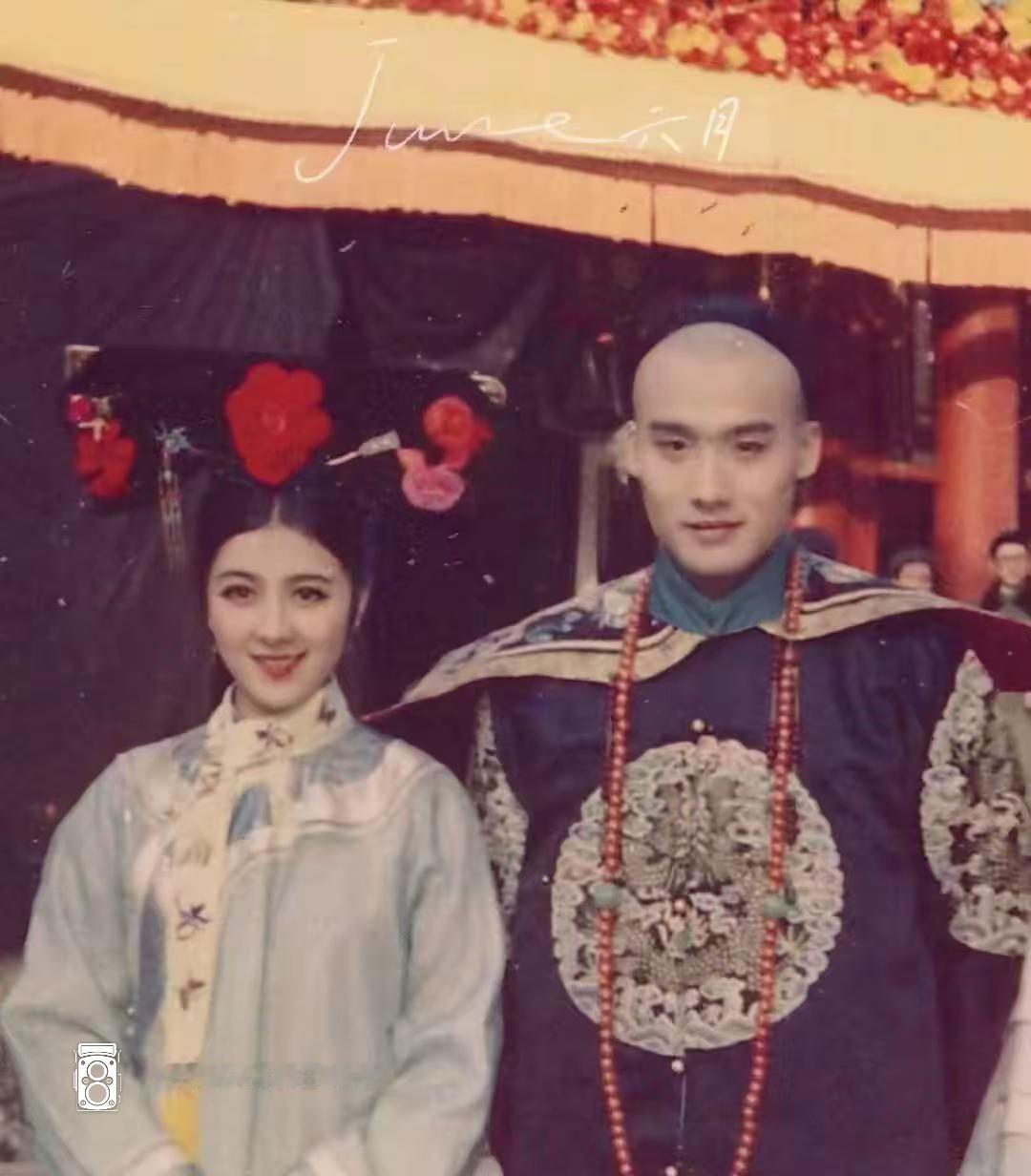 复古婚纱照，梦回民国，40年前的一张合影，非常珍贵！有认识这两位演员的吗？拍的什