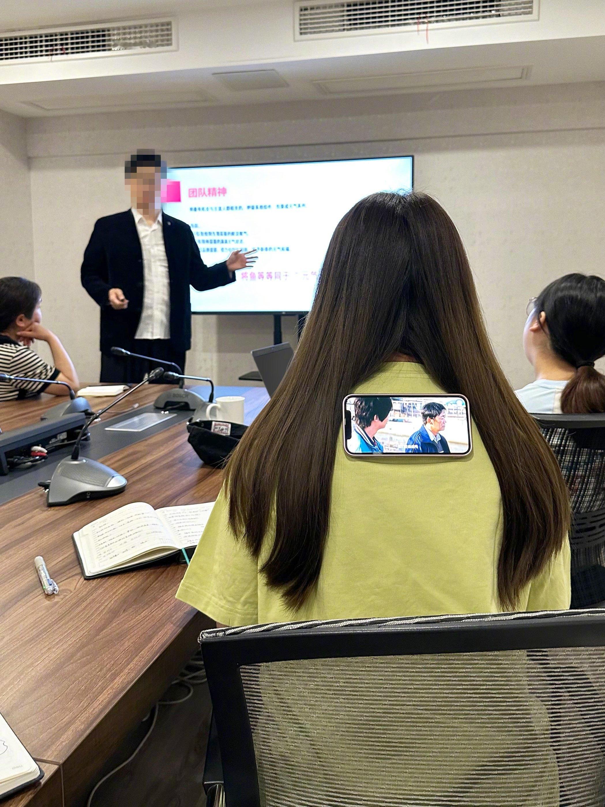 还有比这更刺激的摸鱼吗？ 