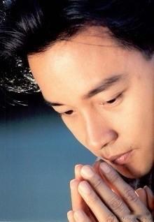 为什么有的网友说听张国荣的歌，最好是能够看见他的人？

也就是说要看着视频来听他