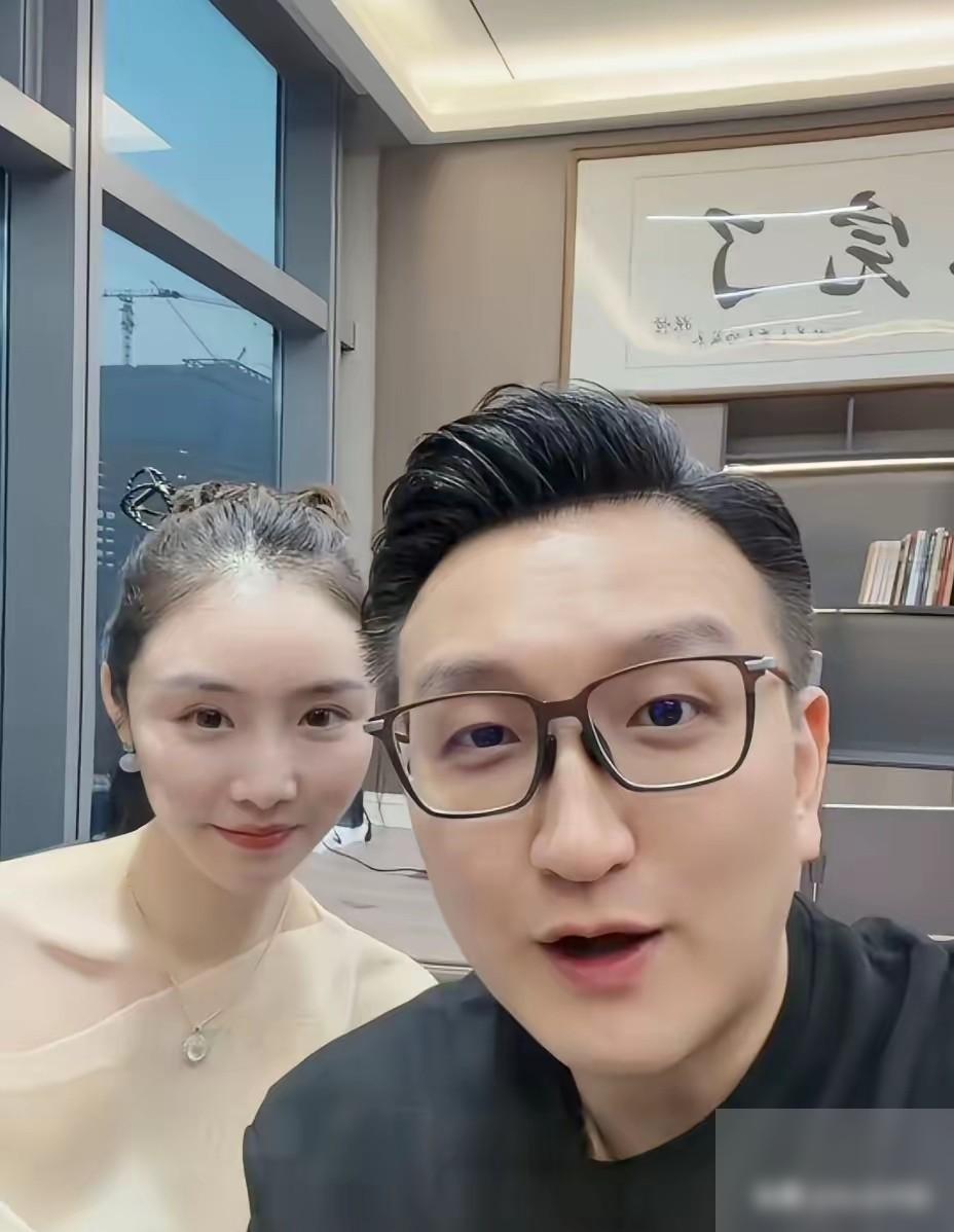霍尊又要遭殃了吗？
前女友和这位网红联手喊话霍尊，让他最好老实一点，这事儿看着像