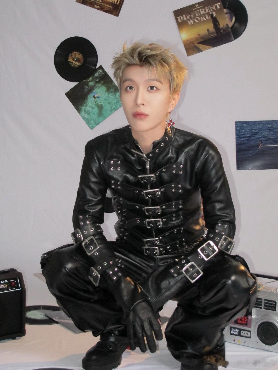 范丞丞帅成啥样了眼神冷峻气质矜贵，这一剑直接刺进我心巴了！挺拔身姿每一帧都帅到窒