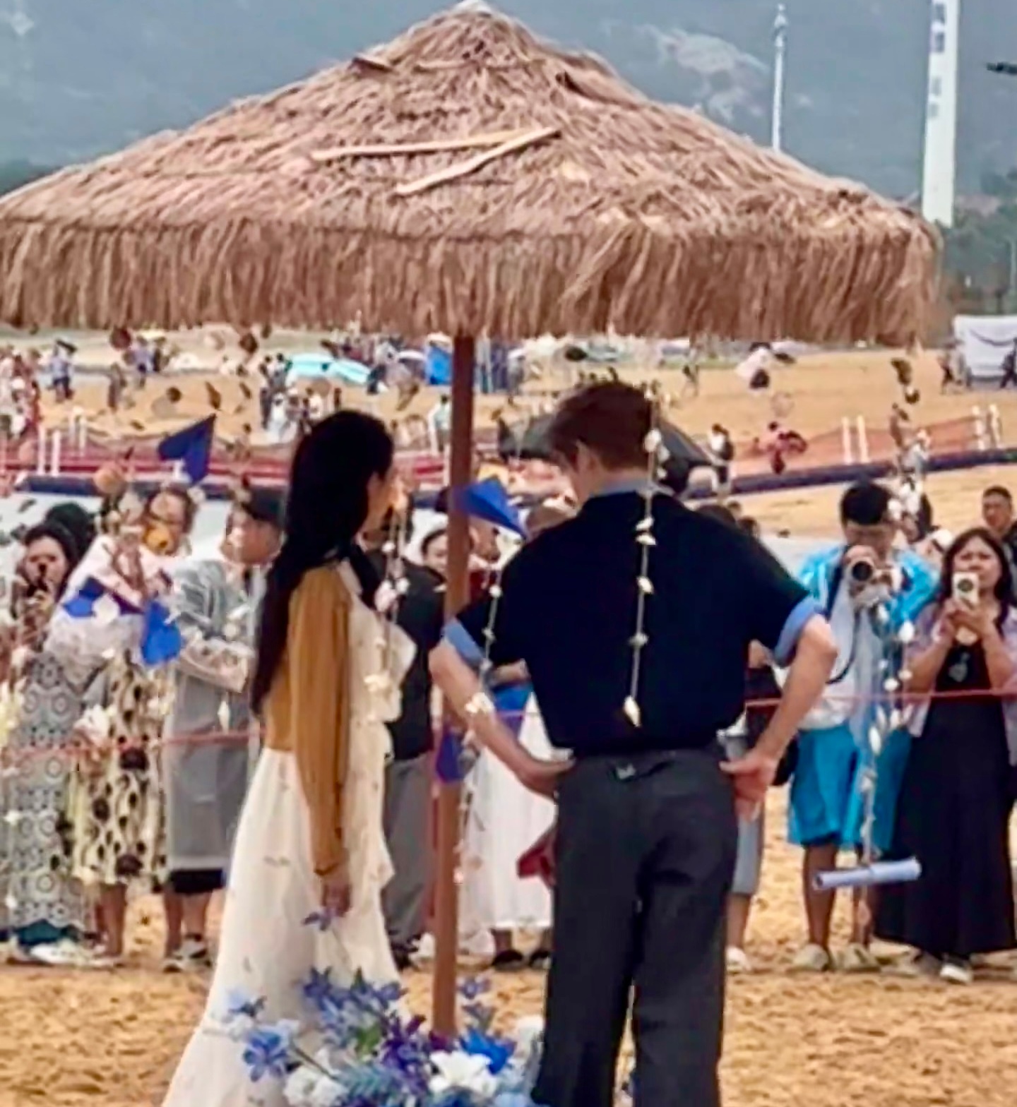 关晓彤李昀锐路透好像接亲 关晓彤李昀锐团综路透好像接亲 关晓彤李昀锐耀眼团综路透