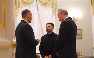 泽连斯基这斯，搞不清是和谁一伙的了吗？白俄罗斯总统卢卡申科22日刚签署，加入有特