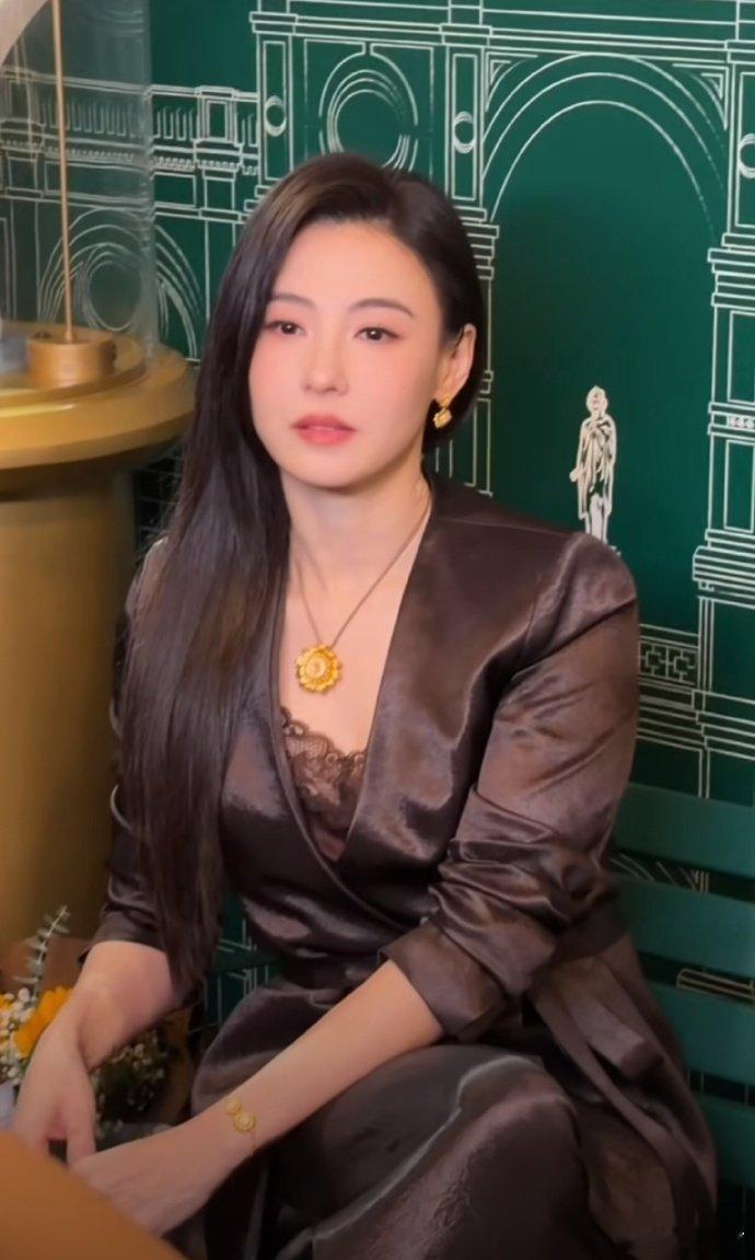 永远可以相信张柏芝的美貌 张柏芝原相机路透每一帧都好绝，顺滑黑长直衬得脸型特别柔