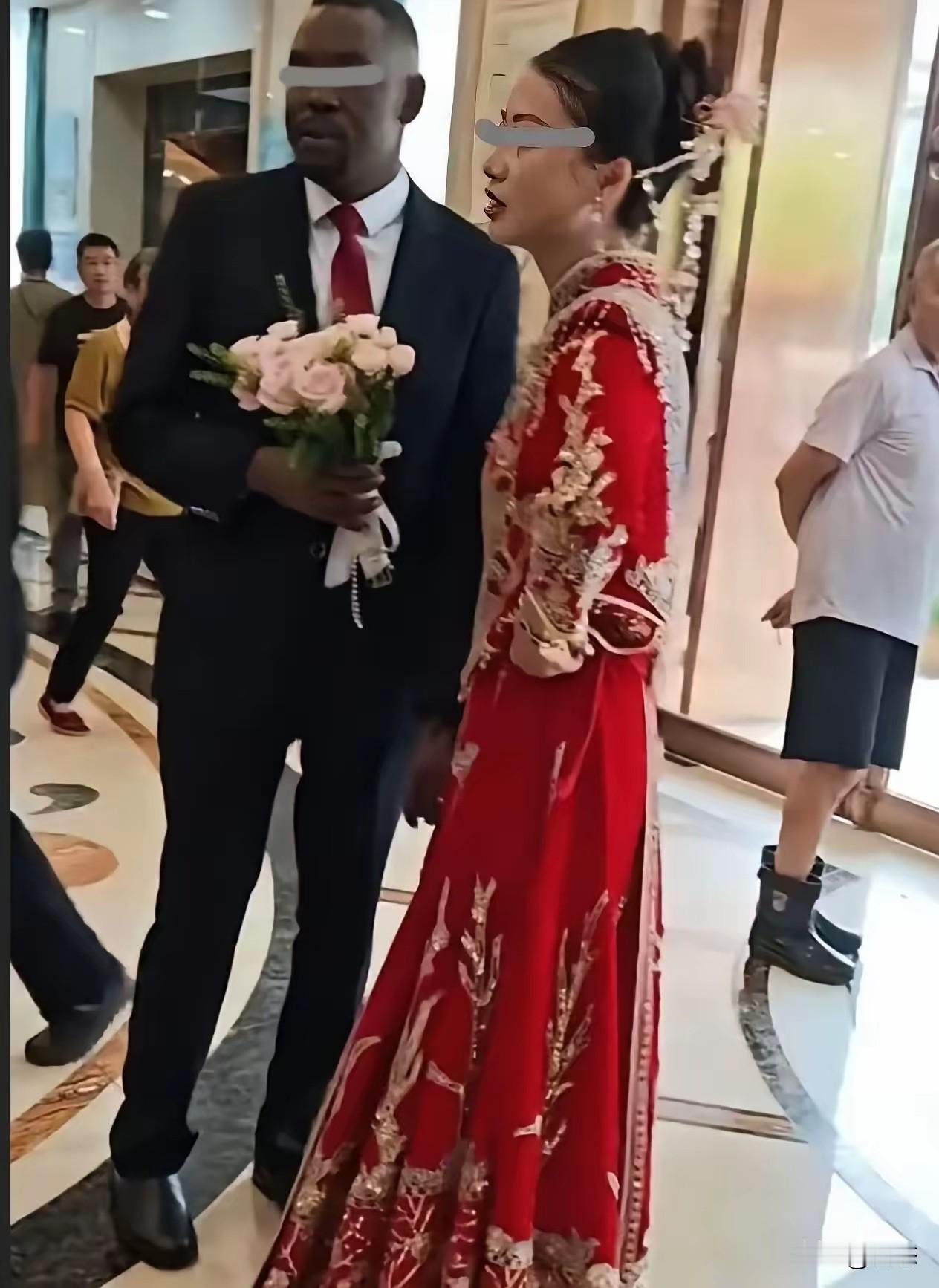 中国姑娘和一位黑人小伙结婚，家里面反对，女子还是义无反顾的结婚。不知道说什么好，
