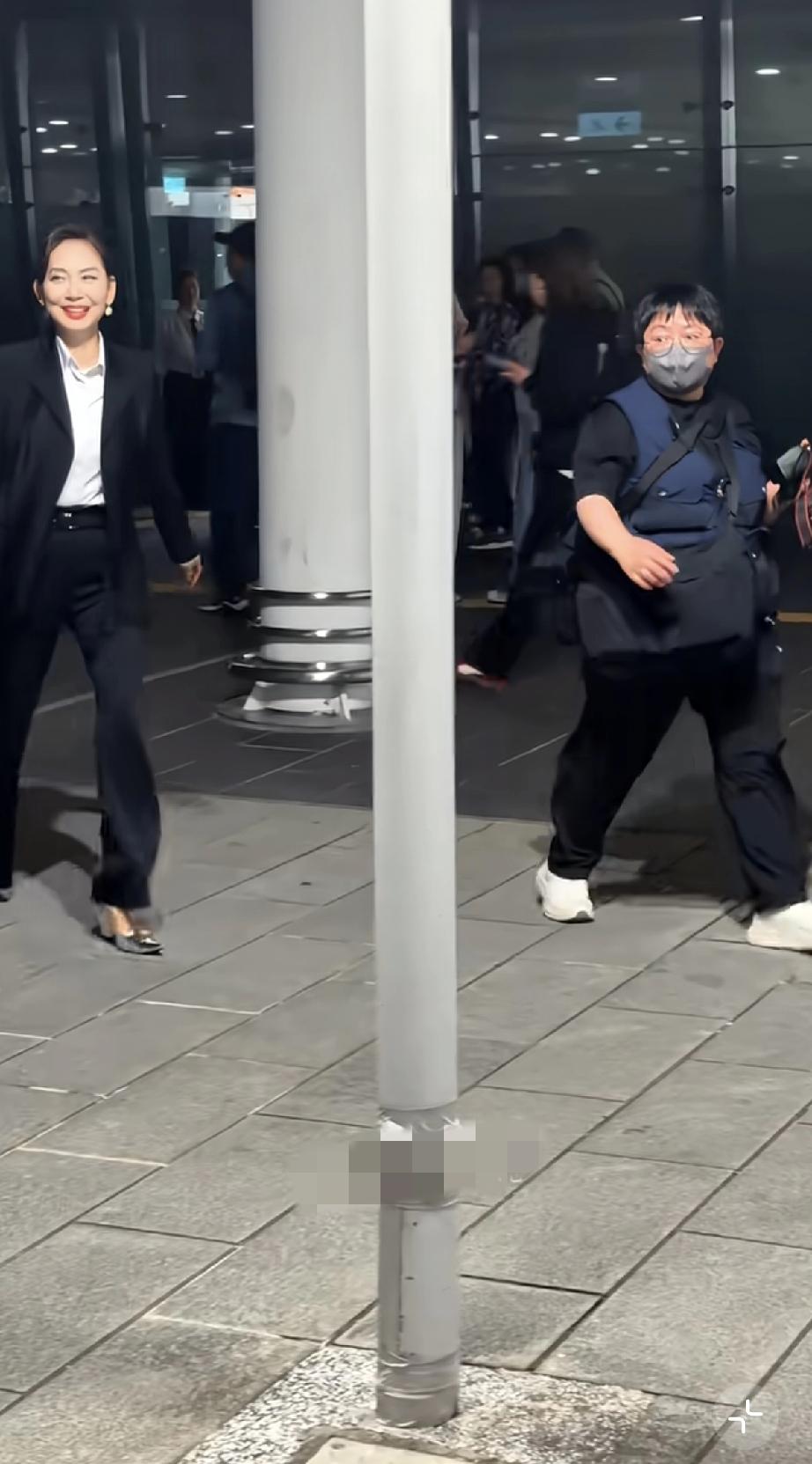 邝美云好搞笑，去看草蜢的红馆演唱会，穿西装提一个公文包一样的包包，好像是去开会一