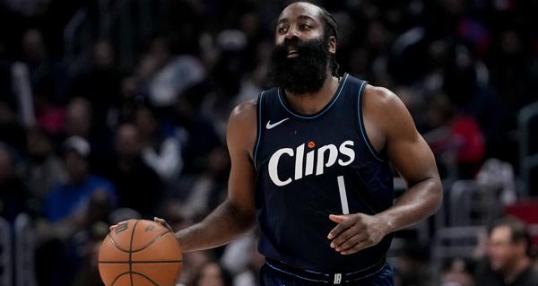 詹姆斯·哈登正与洛杉矶快船合作，寻求在交易截止日前找到新东家，这一进展被认为对整