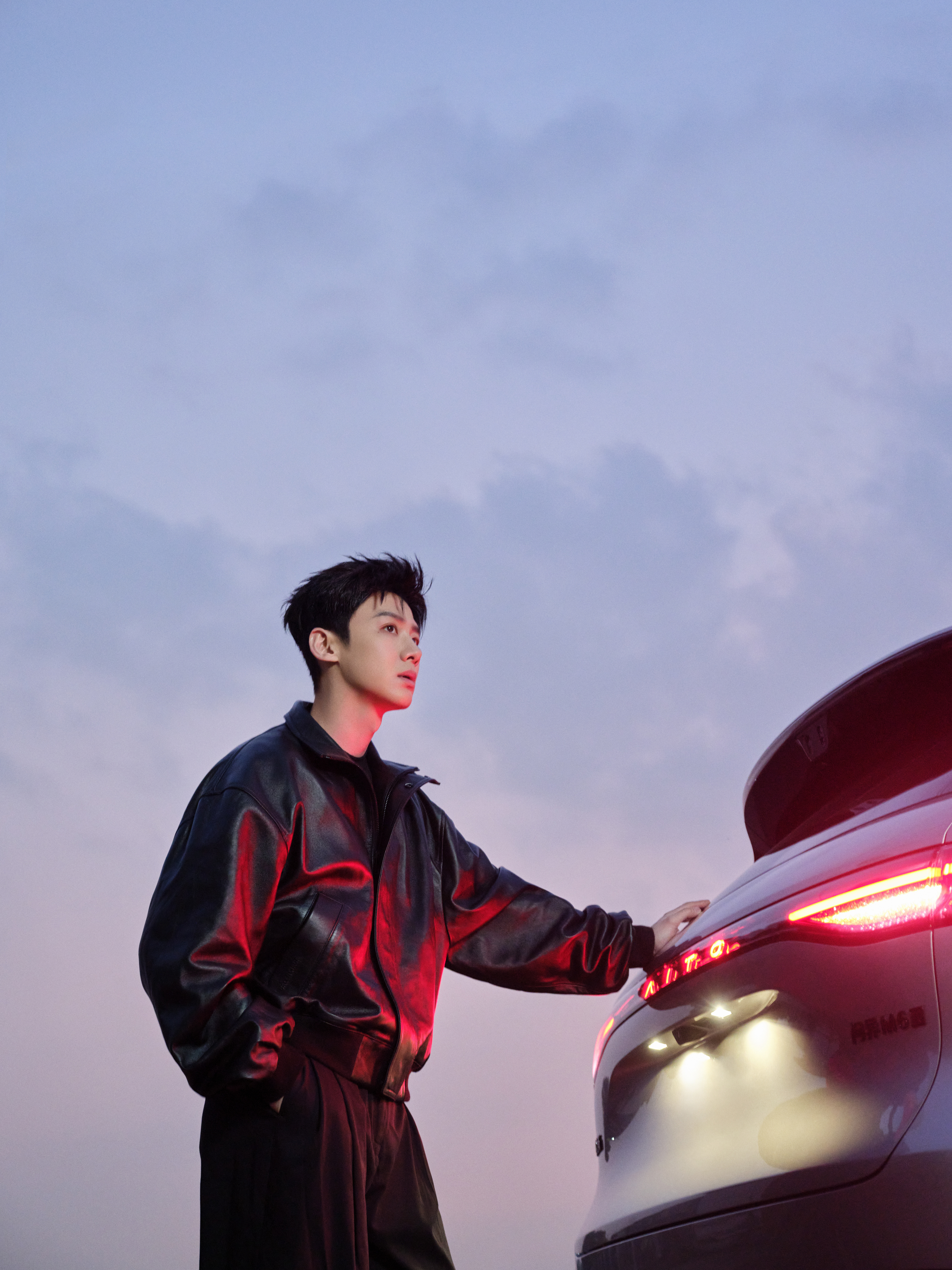 白敬亭现身北京车展问界展台今天下午北京车展问界展台真的太热闹了。白敬亭作为品牌挚