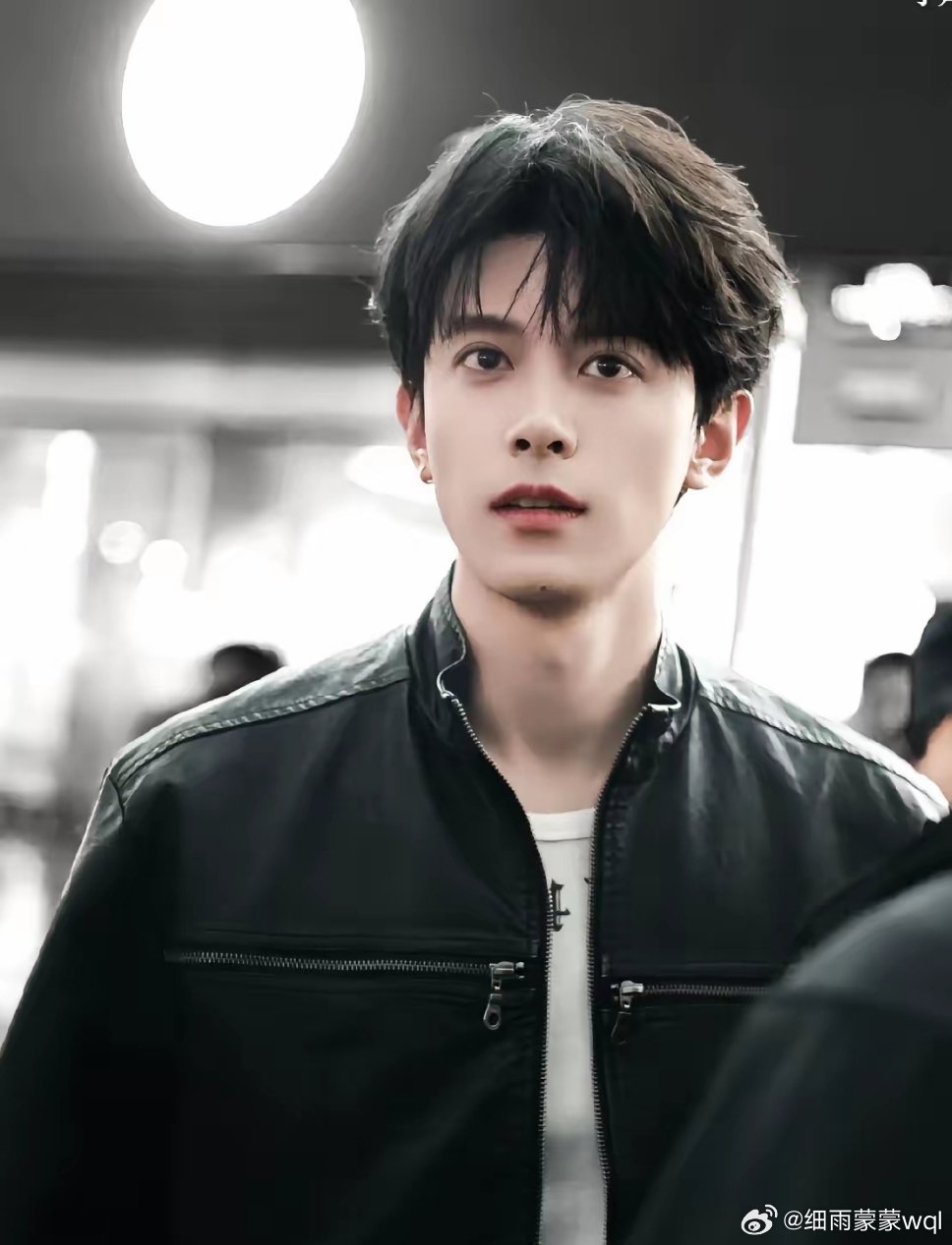 《逐玉》大爆，最该感谢导演的不是张凌赫，也不是田曦薇，更不是华谊，而是在剧中饰演