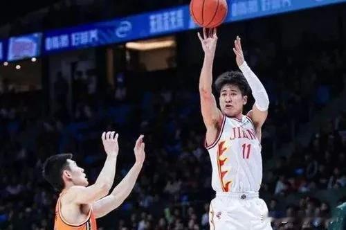 中国男篮14人大名单公布，如果将这3人替换掉或许会更好。

1. 徐杰换成姜伟泽
