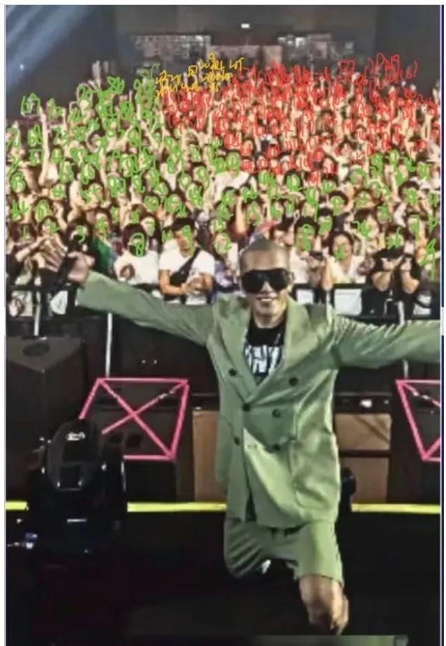 真是被网友的这张图笑到了！
网友们数了数，共213个人。
居然有眼神这么好网友，