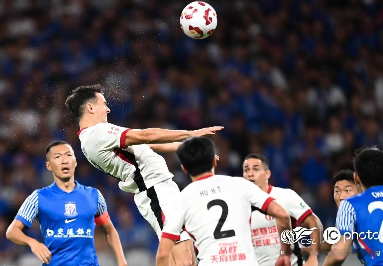 蓉迷们基本可以松口气，周定洋并未加盟深圳新鹏城。

刚刚，深圳队一口气官宣引进阿