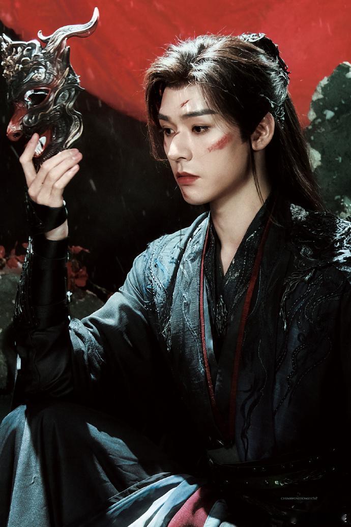 龚俊有这样的核心拿什么输 龚俊这核心比铁还硬！吊威亚在墙上稳如泰山，硬核实力惊艳