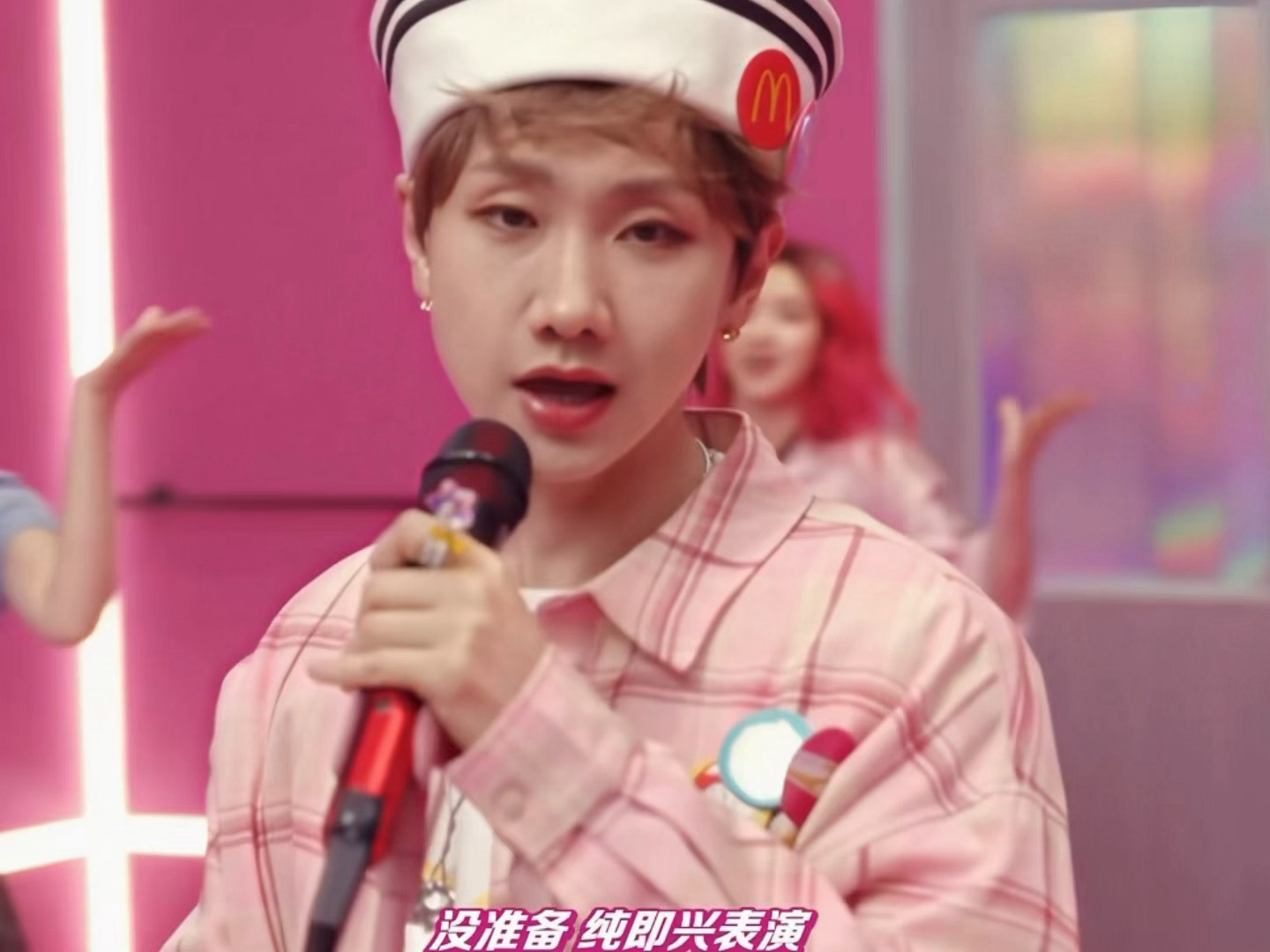 汪苏泷新歌粉旋风上线 上一秒还在深奥问题中探讨生存毁灭，下一秒就被粉旋风拽进软萌