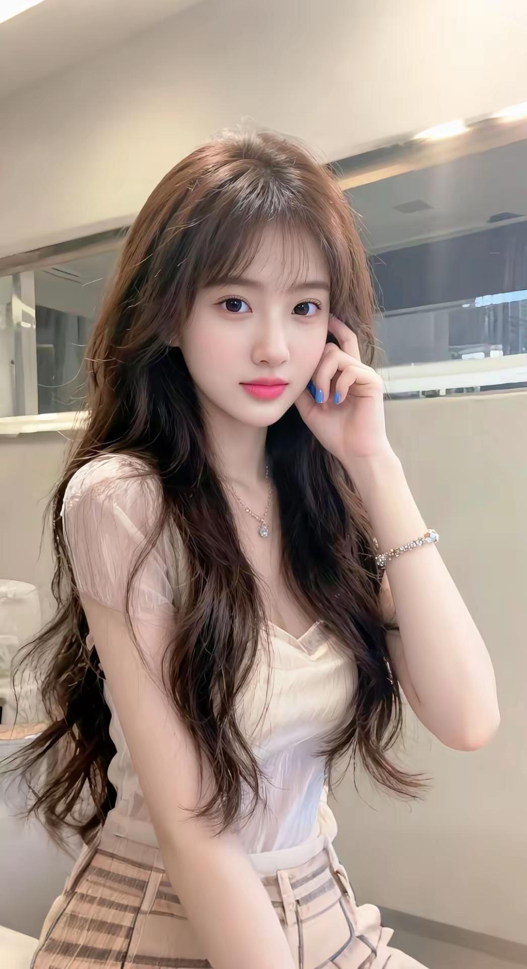 甜美少女风，温柔长发，清新妆容，时尚穿搭