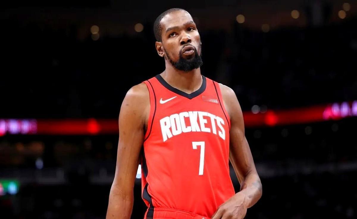 火箭队赢了，但整个替补席，没几个人是跳起来的，场上那几个刚下场的球员，也是低着头