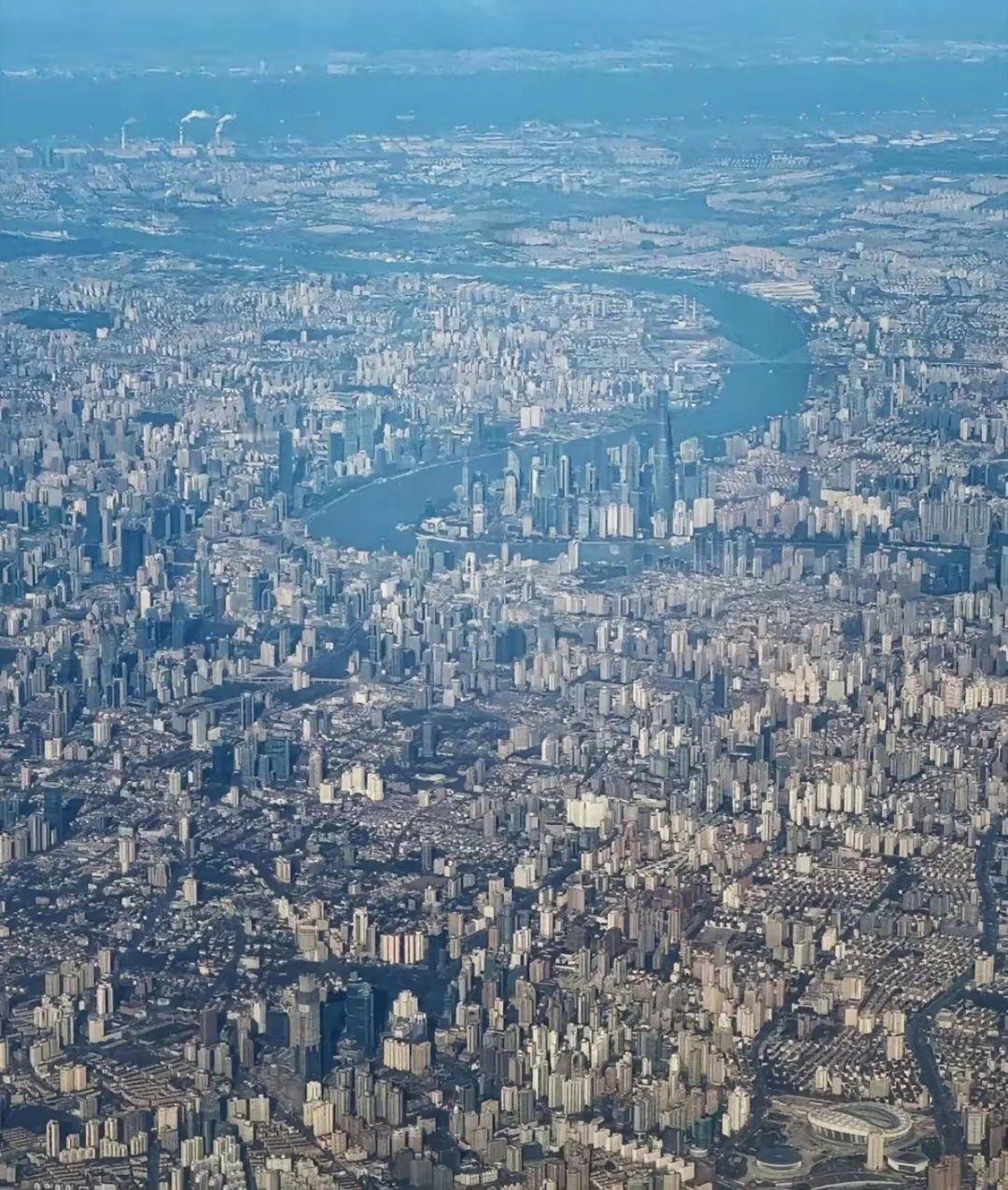 日本的狼子野心不断膨胀，胆敢在网上宣扬像偷袭珍珠港那样，对上海发动突袭，迫使中国