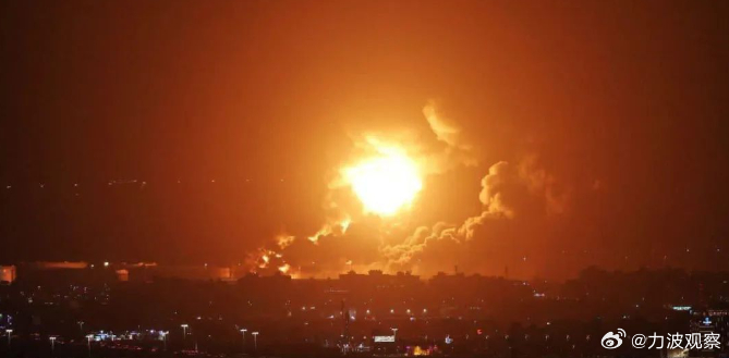红海战火爆发！美英对胡塞武装发动猛烈空袭，胡塞多座城市燃起熊熊大火，胡塞武装誓言